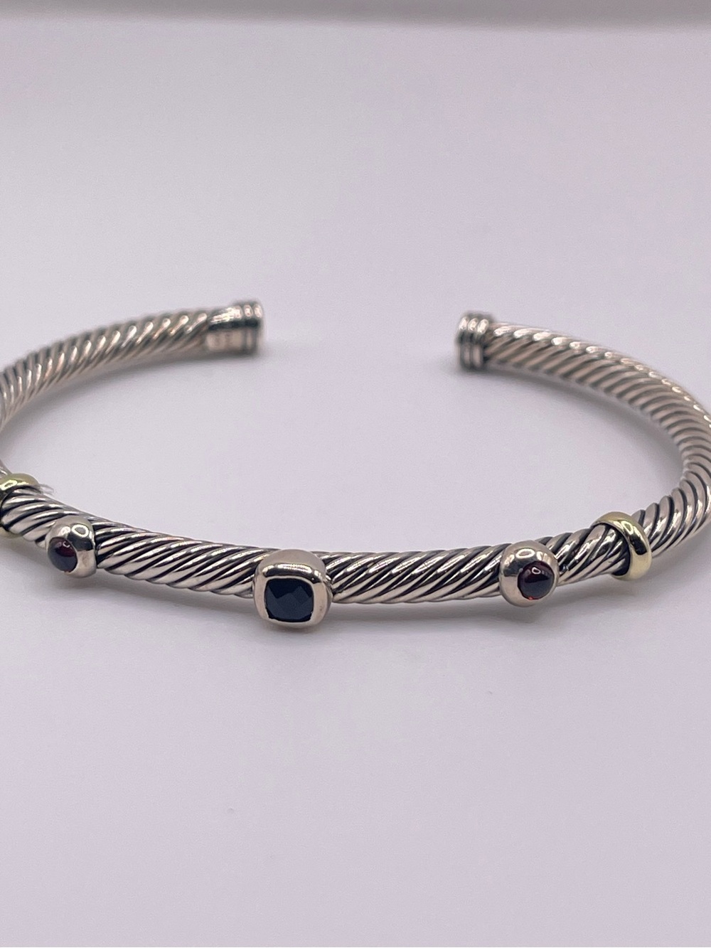 David Yurman 3mm Renaissance Bracelet with Gold, Black Onyx, and Garnet - Picture 11 of 12